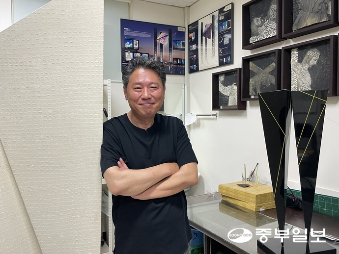 [사람in] 김희완 화성조각가협회 회장 "청년 작가에게 무대를"...병점역... - 뉴스 썸네일 이미지
