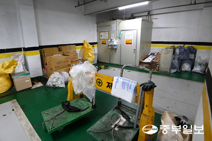 18일 인천 중구의 한 요양병원 의료용 폐기물 보관 장소 모습. 인천 연수구 송도동 생활자원회수센터에서 발견된 인체 부위가 해당 병원에서 배출된 의료폐기물로 확인되면서 경찰이 폐기물 처리 과정 전반을 조사하고 있다. 정선식기자