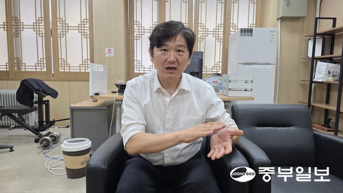 이종문 고양시공무원노조위원장 중부일보와 인터뷰하고 있다. 김태훈 기자