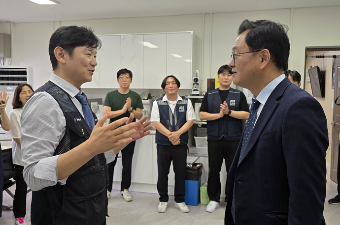 지난 1일 이종문 고양특례시공무원노조위원장(왼쪽)이 민경선 고양특례시장과 이야기를 나누고 있다. 사진=고양특례시공무원노동조합