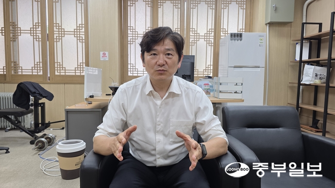 이종문 고양시공무원노조위원장이 중부일보와 인터뷰에서 노조 활동과 향후 계획 등을 설명하고 있다. 김태훈 기자