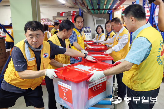 21일 오전 수원시 권선구 대한적십자사 경기도지사에서 봉사원들이 응급구호세트 입고 작업을 하고 있다. 임채운기자