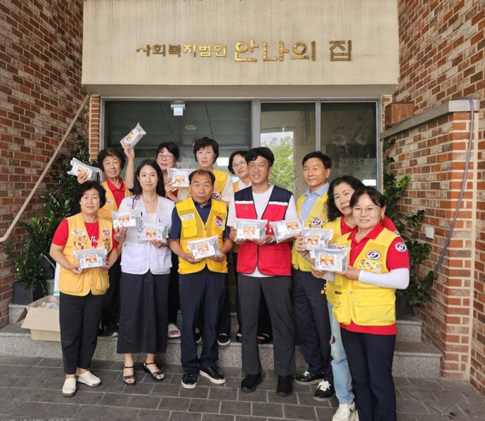 적십자 봉사원들이 온열질환 대비 폭염예방키트를 제작해 안나의집에 전달한 뒤 기념촬영을 하고 있다. 사진=중부적십자봉사관