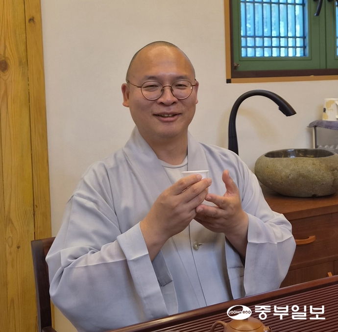 강화 전등사의 새 주지로 임명된 지불 스님은 천년고찰의 역사·문화적 가치를 현대인들과 나누면서 내일의 천년을 설계하는데 힘을 보태는 것이 중요한 소임이라고 강조했다. 조향래 기자