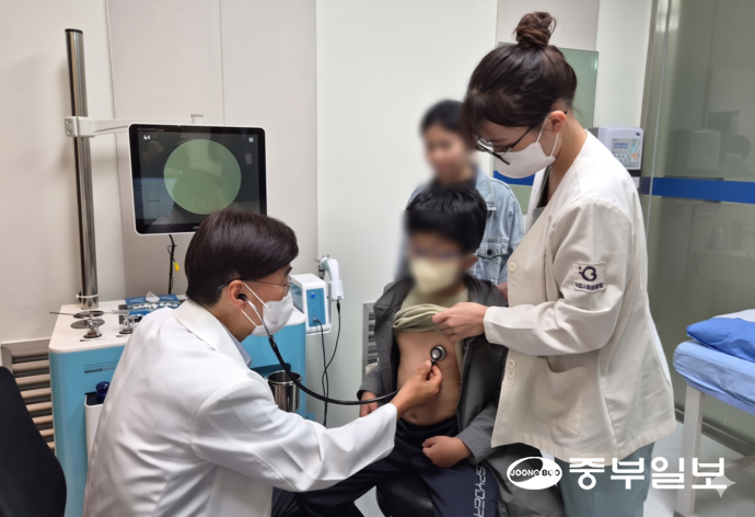 지난 8월부터 진료를 재개한 비에스종합병원 소아청소년과의 유광식 전문의가 어린이 환자를 검진하고 있다. 조향래 기자