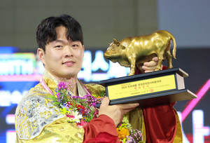 용인시청 박민교, 유성온천장사씨름 <b>한라장사 등극</b>...통산 4회 꽃가마